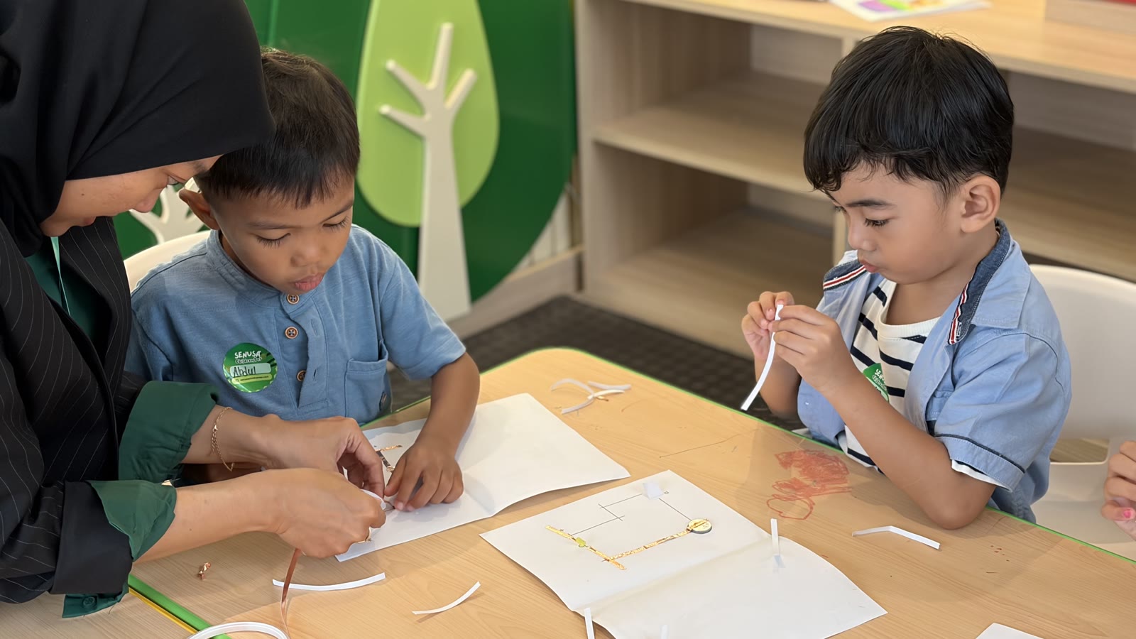 Anak-anak melakukan aktivitas STEAM bersama guru di Senusa Childcenter